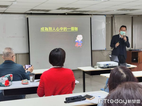 ▲台南市勞工局局長王鑫基，邀請知名連鎖義大利麵餐廳Nu Pasta的總經理吳家德，以自身於職場輾轉跨業數十年的經驗，分享如何與人交流，創造職場好人脈。（圖／記者林悅翻攝，下同）