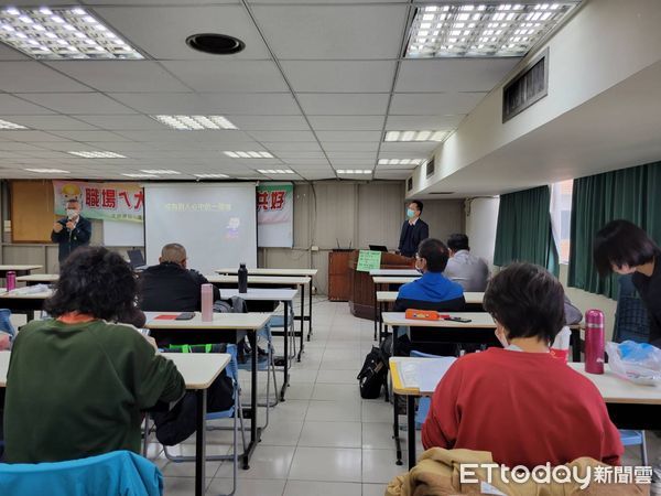 ▲台南市勞工局局長王鑫基，邀請知名連鎖義大利麵餐廳Nu Pasta的總經理吳家德，以自身於職場輾轉跨業數十年的經驗，分享如何與人交流，創造職場好人脈。（圖／記者林悅翻攝，下同）