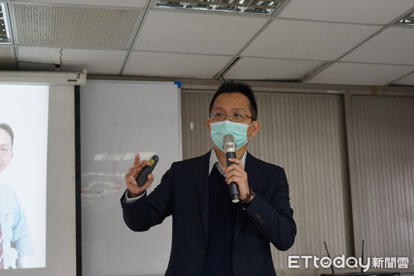 ▲台南市勞工局局長王鑫基，邀請知名連鎖義大利麵餐廳Nu Pasta的總經理吳家德，以自身於職場輾轉跨業數十年的經驗，分享如何與人交流，創造職場好人脈。（圖／記者林悅翻攝，下同）