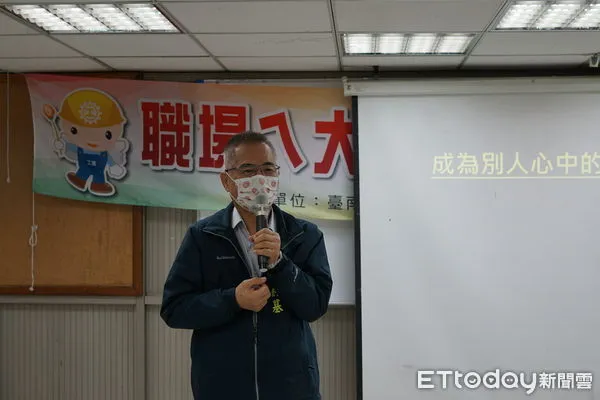 ▲台南市勞工局局長王鑫基，邀請知名連鎖義大利麵餐廳Nu Pasta的總經理吳家德，以自身於職場輾轉跨業數十年的經驗，分享如何與人交流，創造職場好人脈。（圖／記者林悅翻攝，下同）