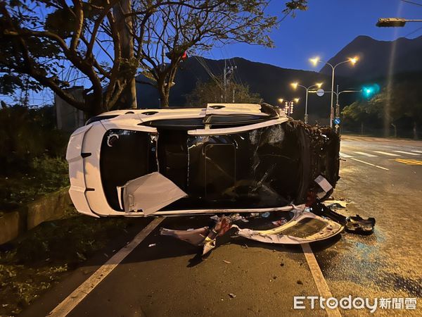 ▲▼白色自小客自撞分隔島，強大撞擊力造成車輛側翻變形。（圖／新城分局提供，下同）