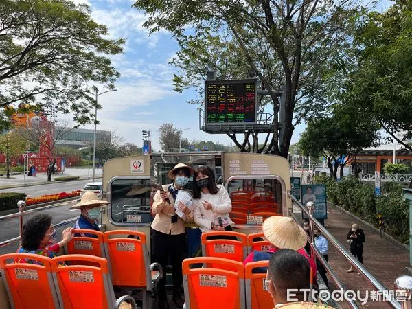 ▲▼搶搭台灣燈會熱潮，高雄雙層巴士首航鳳山。（圖／記者賴文萱翻攝）