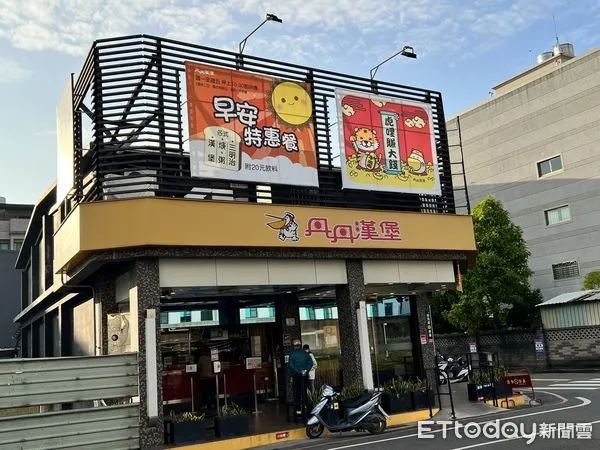 ▲▼       台南超商貼公告，「禁止攜帶丹丹漢堡」      。（圖／記者林悅攝）