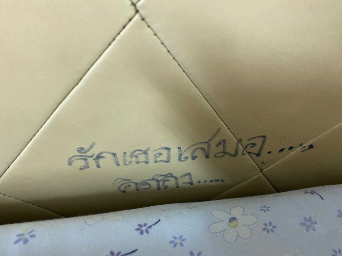 ▲▼網友曬出床墊被寫下2行泰文字的照片，求助懂泰文者幫忙翻譯。             。（圖／翻攝DCARD）