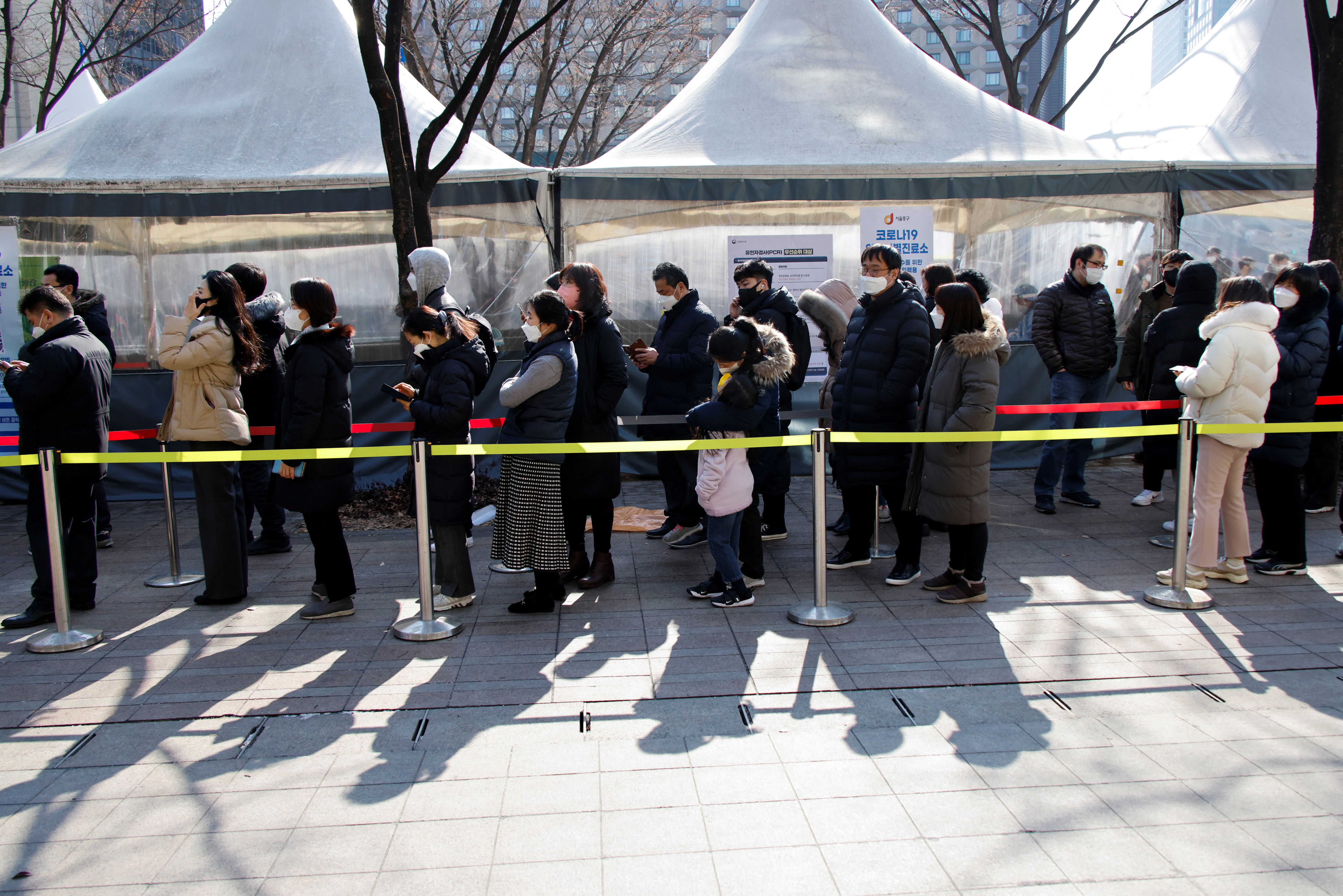 ▲▼南韓民眾排隊等待接受COVID-19測試。（圖／路透）