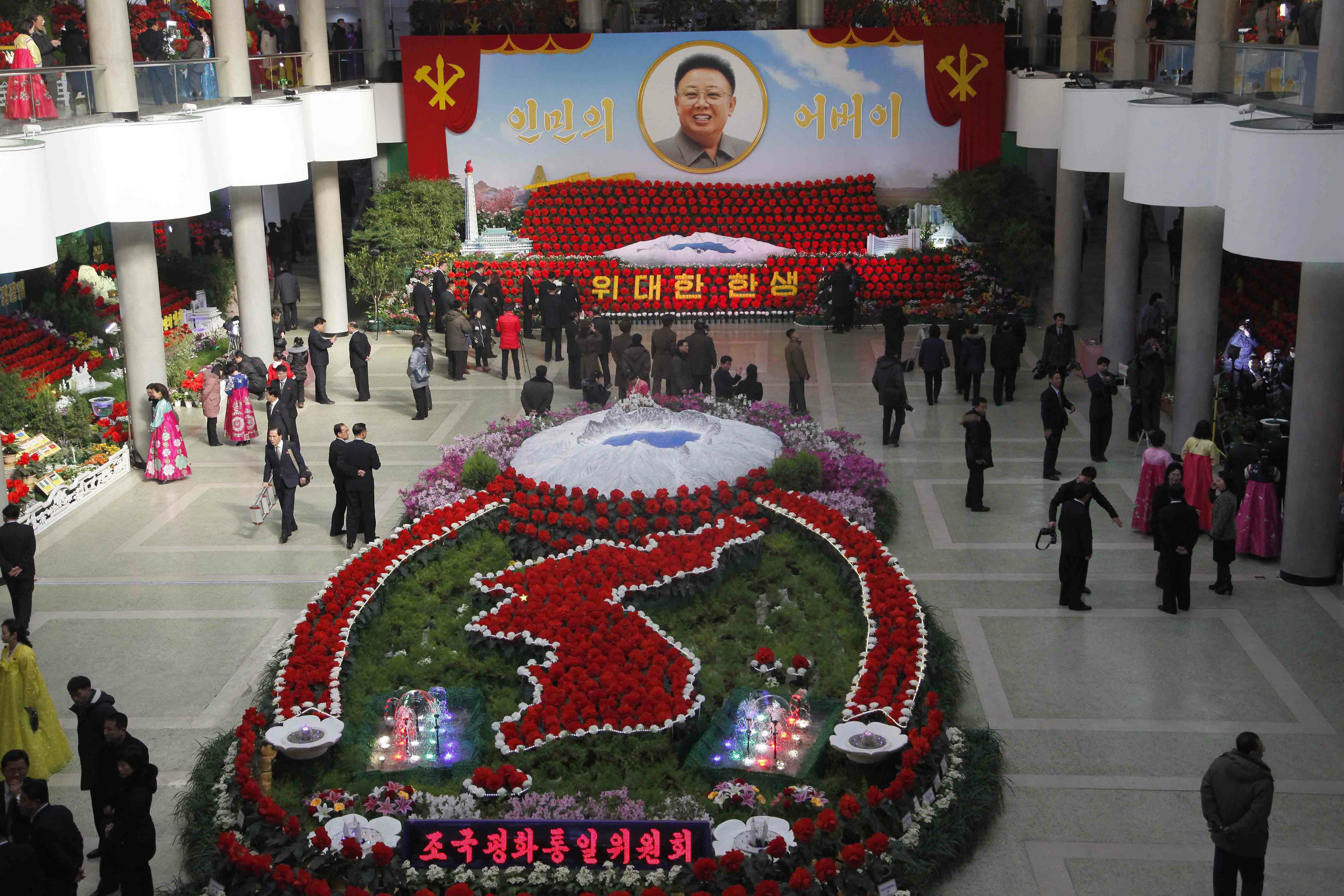 ▲▼ 為慶祝已故領導人金正日冥誕，北韓常以「金正日花」裝飾，圖為2019年在平壤舉行的金正日花展。（圖／達志影像／美聯社）