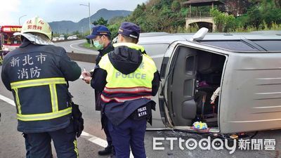 萬里台2線廂型車擦撞護欄側翻　駕駛酒測值0.99慘了