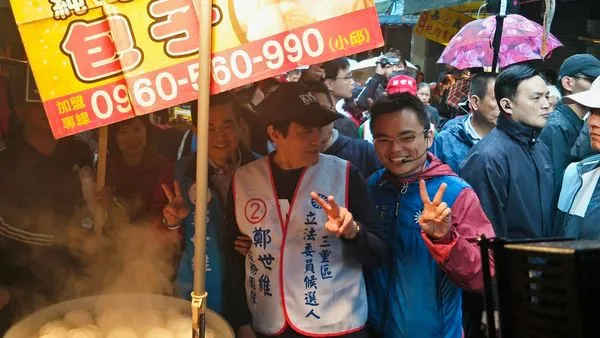 ▲洪孟楷2019年3月曾陪同馬英九逛三重市場。（圖／翻攝自Facebook／洪孟楷）