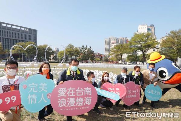 ▲台南市永華市政中心旁的西拉雅廣場，以「浪漫花海．愛在台南」為主軸，布置逾3萬朵白色玫瑰花燈，市長黃偉哲歡迎民眾來體驗燈海及花海的浪漫。（圖／記者林悅翻攝，下同）