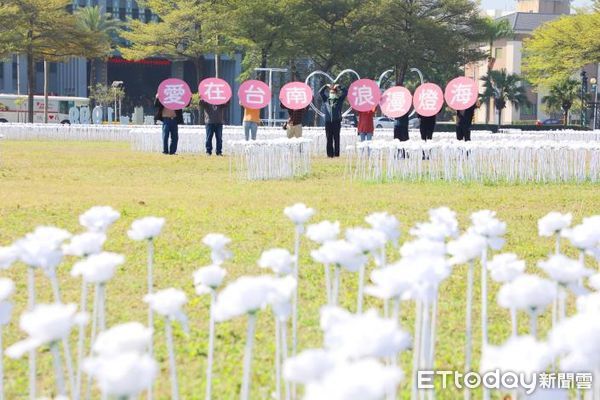 ▲台南市永華市政中心旁的西拉雅廣場，以「浪漫花海．愛在台南」為主軸，布置逾3萬朵白色玫瑰花燈，市長黃偉哲歡迎民眾來體驗燈海及花海的浪漫。（圖／記者林悅翻攝，下同）