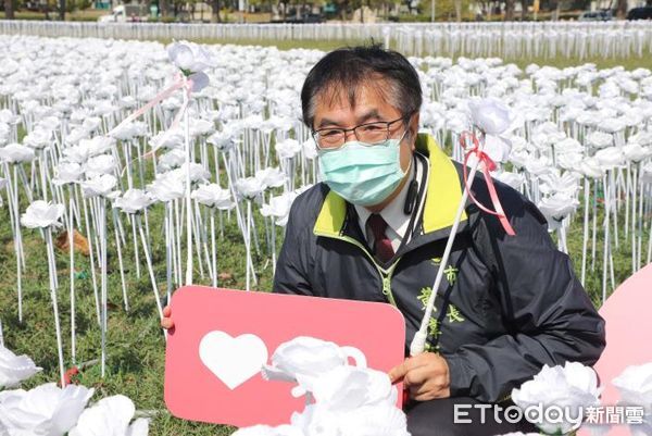 ▲台南市永華市政中心旁的西拉雅廣場，以「浪漫花海．愛在台南」為主軸，布置逾3萬朵白色玫瑰花燈，市長黃偉哲歡迎民眾來體驗燈海及花海的浪漫。（圖／記者林悅翻攝，下同）