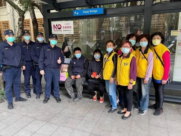 警方和志工隊慰問。（翻攝畫面）