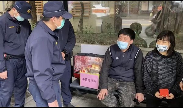 警方年前慰問。（翻攝畫面）
