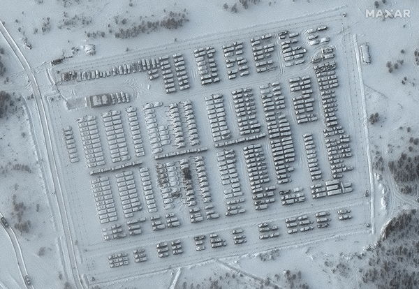 ▲▼衛星圖像顯示葉利尼亞如今停了大量俄羅斯戰鬥群和戰車。（圖／路透）