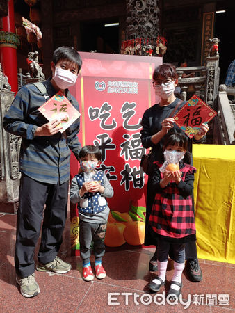 ▲台南市鹿耳門天后宮提前於13日推出壬寅慶元宵「偷挽蔥嫁好尪、祈福柑呷平安」系列活動，3百束的青蔥就被「偷挽」一空。（圖／記者林悅翻攝，下同）