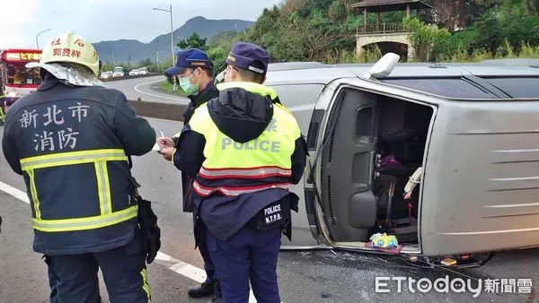 ▲萬里廂型車擦撞護欄側翻「立車」 男駕駛幸運獲救因這件事慘了。（圖／記者郭世賢翻攝）