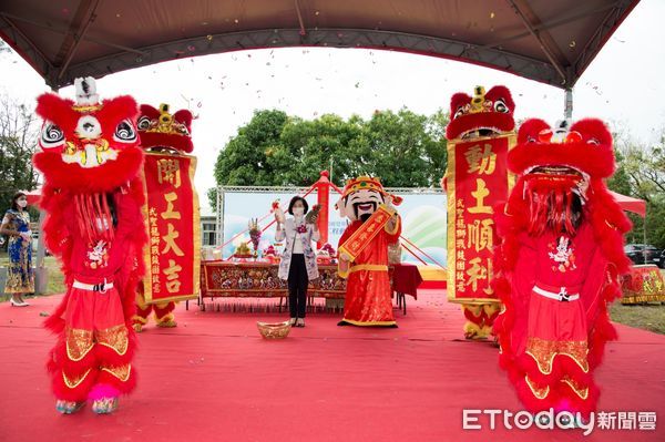 ▲▼宜蘭縣長林姿妙（上圖左3）等人參與員山水公園維管束工程開工動土典禮。（圖／記者游芳男翻攝，下同）