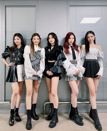 ▲ITZY成員Lia（左二）確診。（圖／翻攝自FACEBOOK／ITZY）