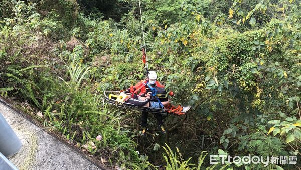 ▲▼ 鄭姓民眾兩兄弟搭乘機車意外摔車，人跌落台三線旁深約10米邊坡。（圖／記者翁伊森翻攝）