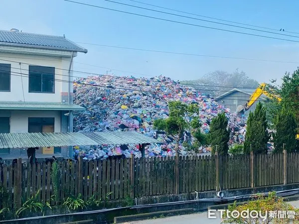 ▲埔里鎮清潔隊旁已堆置高達三層樓的垃圾山。（圖／翻攝「作伙生活 廖志城」臉書粉專）