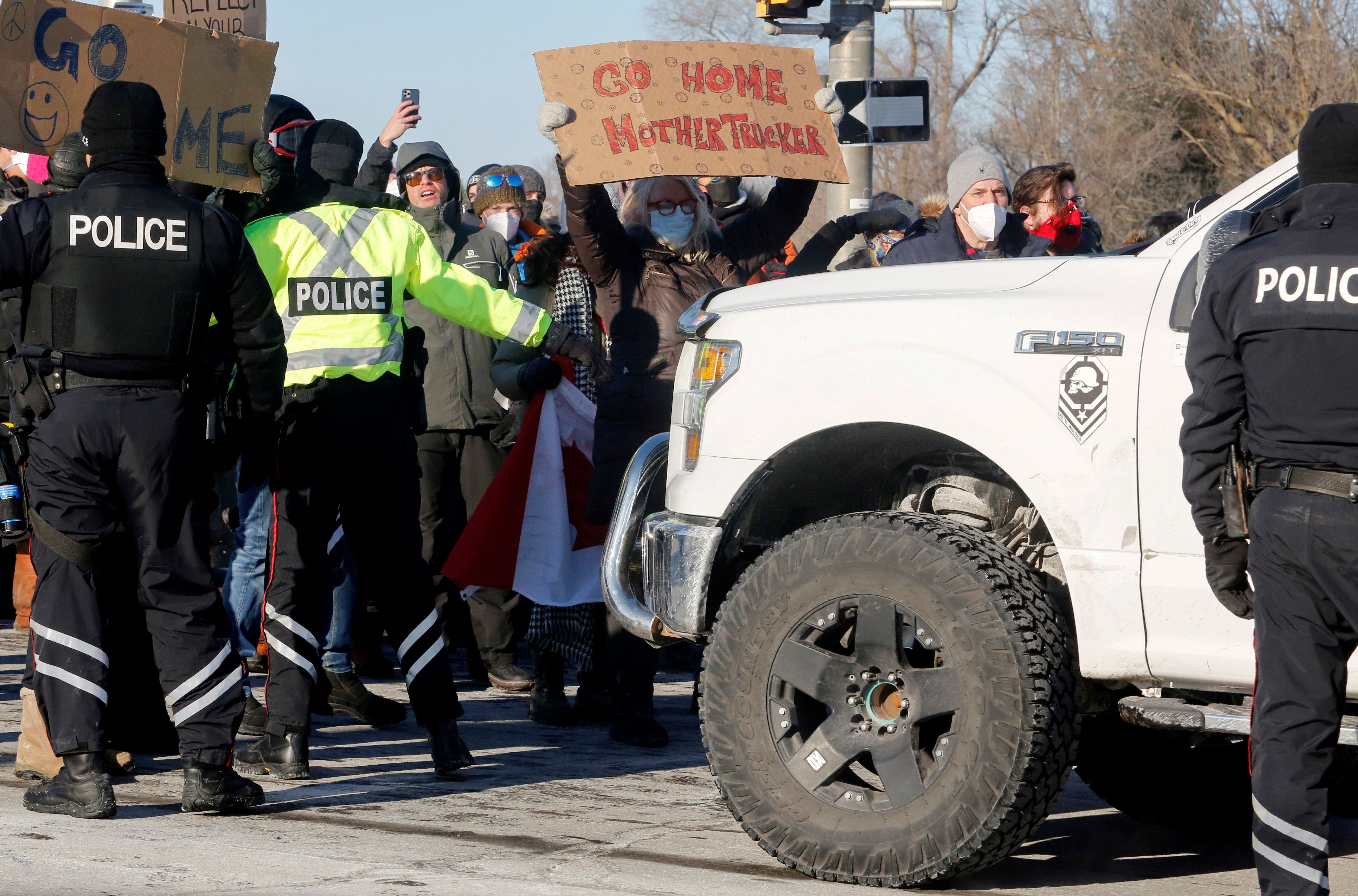 ▲▼加拿大警方強行執法，逮捕阻礙交通要道示威者。（圖／路透）