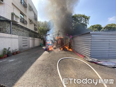 台南鹽水蜂炮「炮城」起火　2小客車燒毀