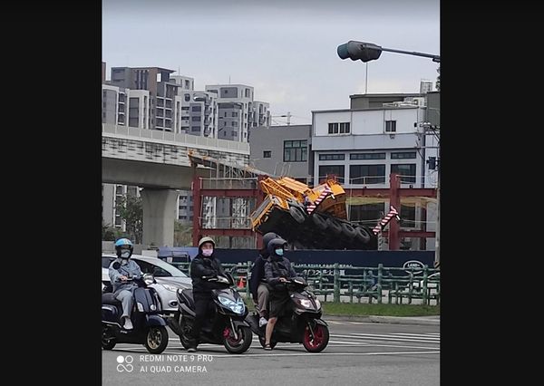 ▲台中傳工安意外！起重機支撐壓穿鋼板，側翻45度。（圖／翻攝台灣記者聯盟資訊平台）