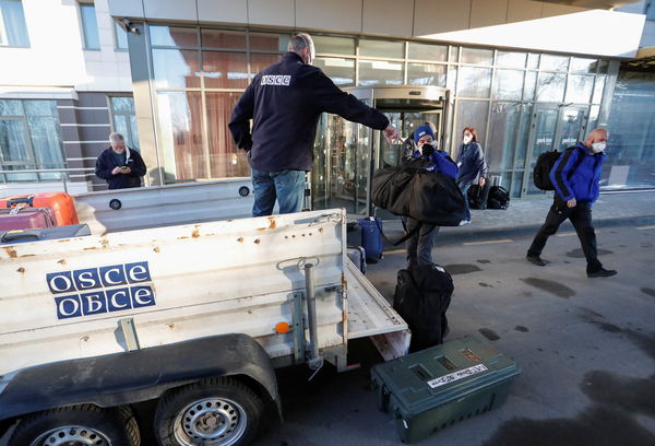 ▲▼  歐洲安全暨合作組織人員搭車撤離烏東分離主義者把持的城市頓內茨克（Donetsk）。（圖／路透）