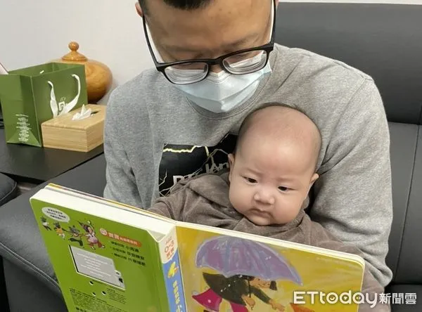▲職能治療師鼓勵親子共讀，促進語言發展能力。（圖／衛福部南投醫院提供，下同）
