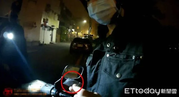 ▲台南市警三分局安中所警員陳正威及高孝沅，查獲同姓男子持有安非他命毒粉末包，全案依法送辦。（圖／記者林悅翻攝，下同）