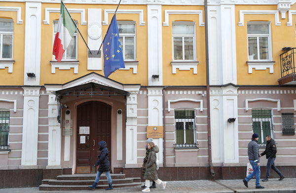 ▲▼民眾在烏克蘭基輔義大利大使館外散步。（圖／路透）
