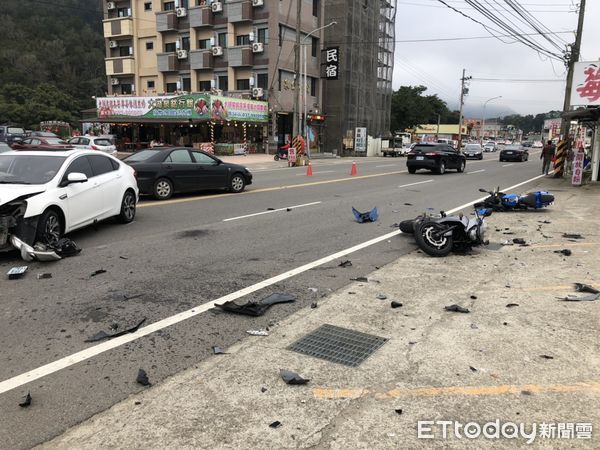 ▲▼2輛重機剎車不及，直接撞上小客車，所幸2騎士皆無生命危險。（圖／記者黃孟珍翻攝）