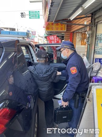 ▲屏東察分局民和派出所警員陳韋安、吳俊育以巡邏車載老翁回家            。（圖／記者陳崑福翻攝，下同）