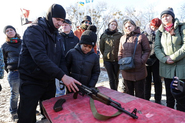 ▲▼烏克蘭的婦女和男童也正在學習如何使用武器來對抗入侵的俄軍。（圖／路透）
