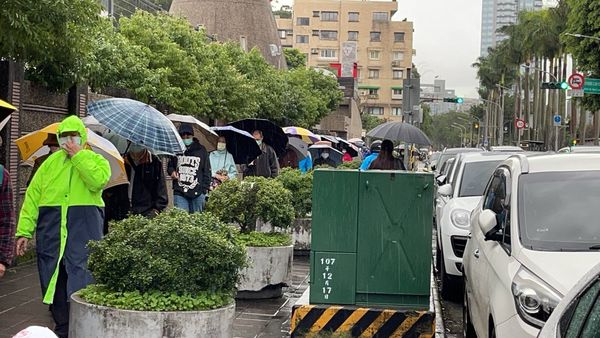 ▲▼民眾冒雨排隊買雞蛋 。（圖／李明賢議員辦公室提供）