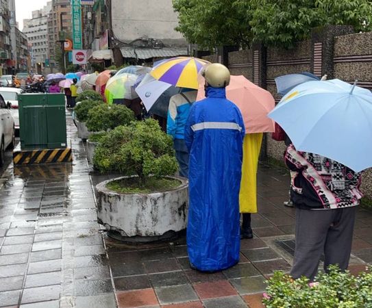 ▲▼民眾冒雨排隊買雞蛋 。（圖／李明賢議員辦公室提供）