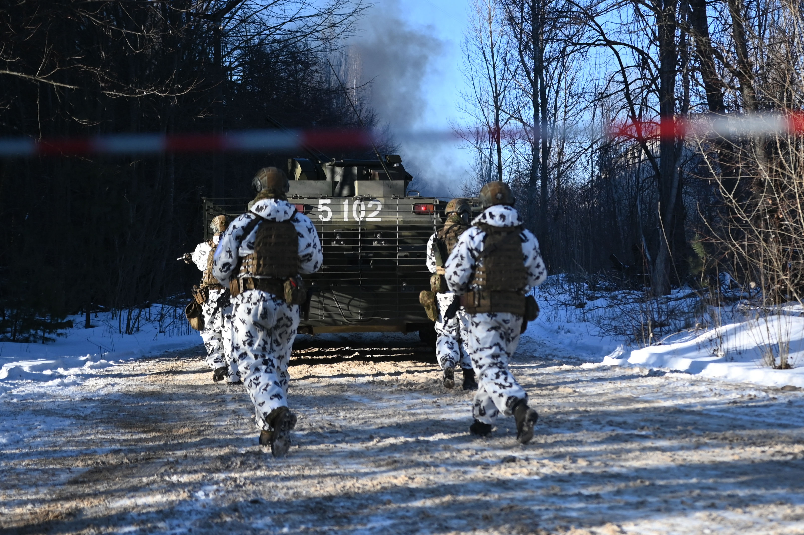 ▲▼ 烏克蘭國民警衛隊成員在接近白俄羅斯邊境進行實彈作戰演習。（圖／達志影像）