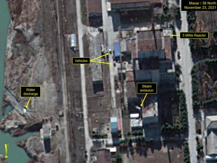 ▲▼去年11月24日的衛星圖像顯示，北韓寧邊核設施最近有水和蒸汽被排出的跡象，顯示該核反應堆可能正在運轉。（圖／翻攝自38North官網）