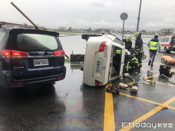 ▲▼宜蘭壯圍鄉中興七路與國五191平原線交叉口2車相撞，其中1女駕駛受困右側翻車內。（圖／記者游芳男翻攝，下同）