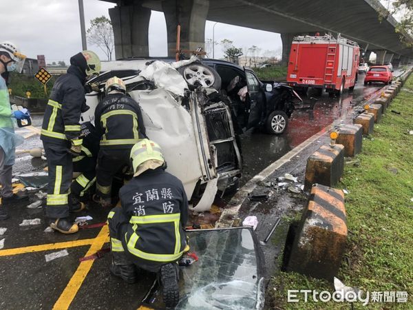 ▲▼宜蘭壯圍鄉中興七路與國五191平原線交叉口2車相撞，其中1女駕駛受困右側翻車內。（圖／記者游芳男翻攝，下同）