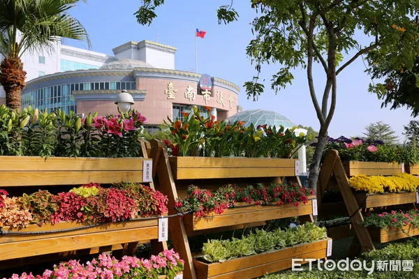 ▲台南市議會「幸福滿園迎豐年」花卉展，展期至元宵節為止，郭信良議長宣布， 16日上午9時起，免費開放民眾拿取花架上的盆花，每人限拿5株，送完為止。（圖／記者林悅翻攝）