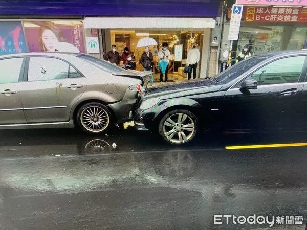 ▲謝男未注意車前狀況及保持安全車距追撞停等紅燈車輛。（圖／龜山警分局提供）