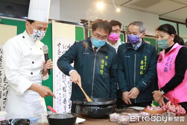 ▲台南市長黃偉哲與阿勇師一起炸紅蔥酥，力推台南美味好物。（圖／記者林悅翻攝，下同）