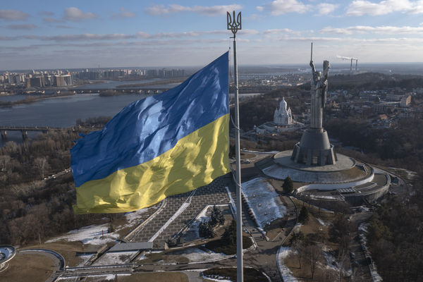 ▲▼烏克蘭國旗在首都基輔上空飄揚。（圖／達志影像／美聯社）