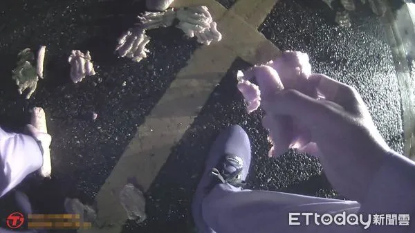 ▲菜販黑輪掉滿地，警方協助清理。（圖／記者楊漢聲翻攝）