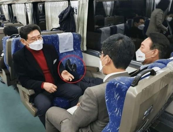 ▲▼尹錫悅搭乘火車時雙腳穿著皮鞋放在前方的座位。（圖／翻攝自高旼廷臉書）