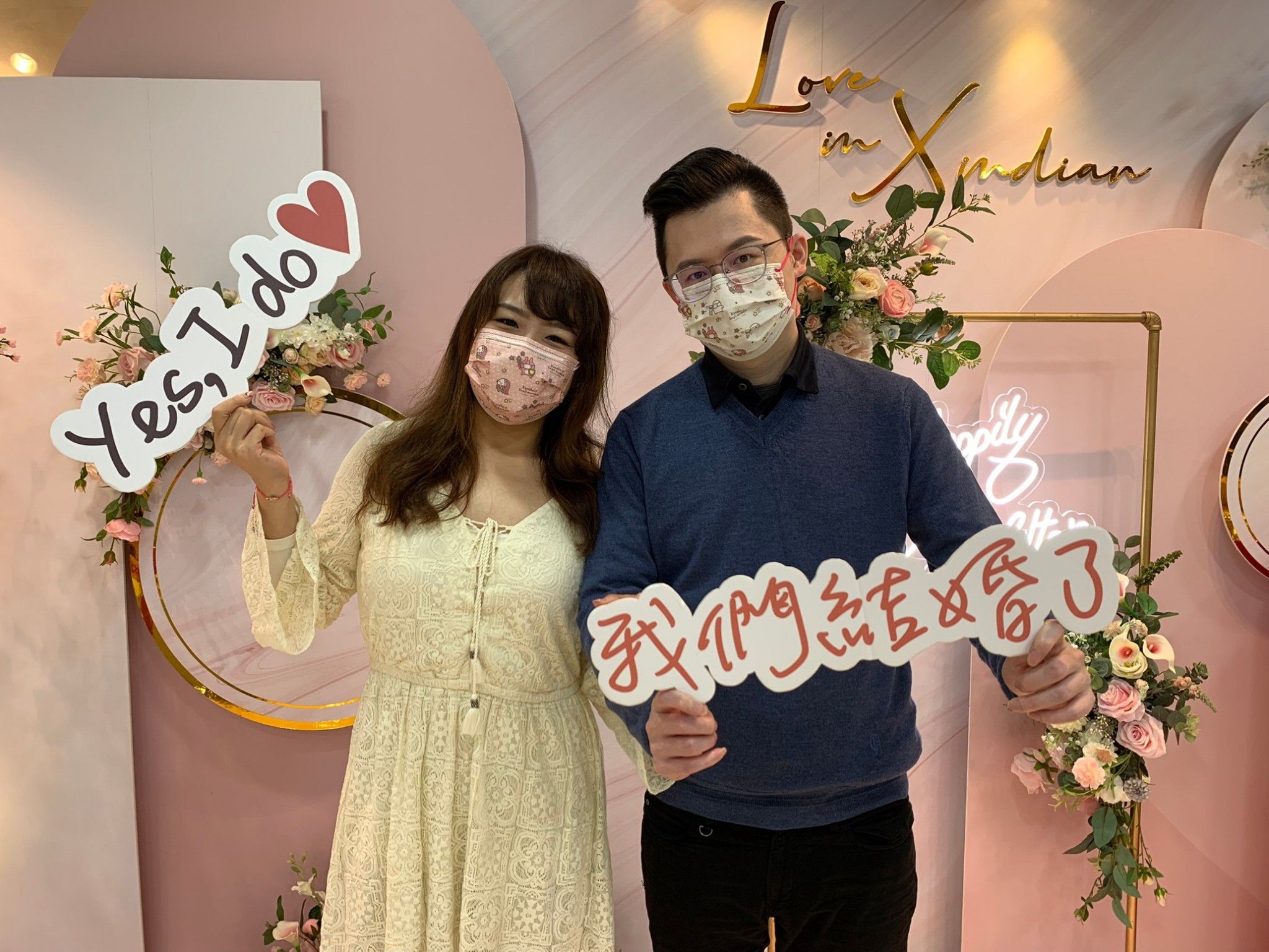 ▲西洋情人節127對登記結婚 新北戶所浪漫婚攝背板送祝福。（圖／新北市民政局提供）