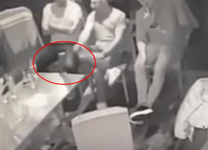 ▲▼ 英國酒吧鬧鬼瞬間超嚇人。（圖／翻攝自YouTube）