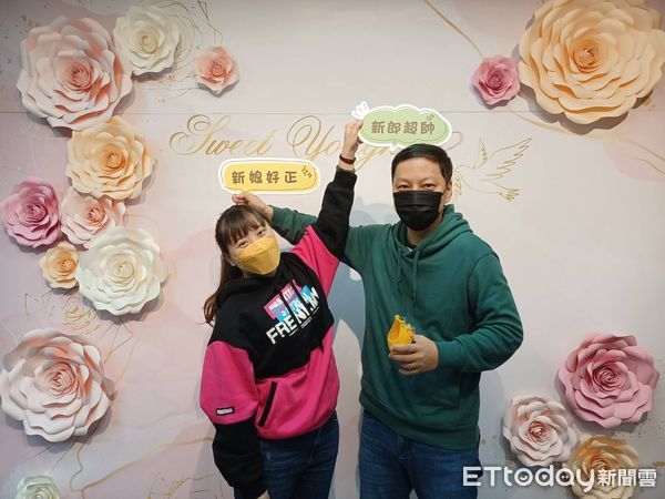 ▲西洋情人節127對登記結婚 新北戶所浪漫婚攝背板送祝福。（圖／新北市民政局提供）