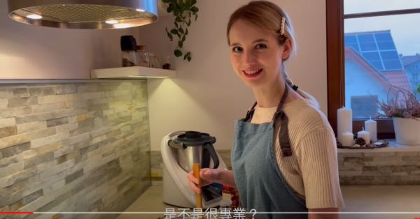 ▲▼台灣媳婦安娜回到波蘭，親手製作台灣的經典料理「牛肉麵」。（圖／翻攝自YouTube／波蘭Anna）